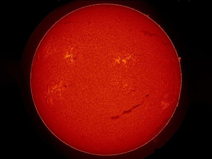 Изображение Солнца, похожего на гигантский смайлик, сияющего в космосе