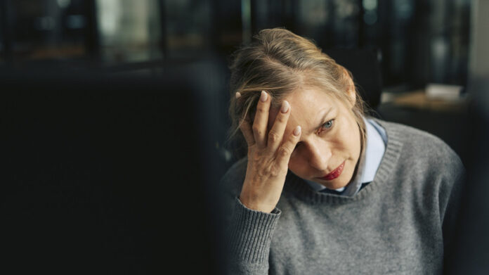 Иллюстрация, изображающая человека, смотрящего на идеализированную версию себя, символизирующую синдром сына маминой подруги и самокритику.