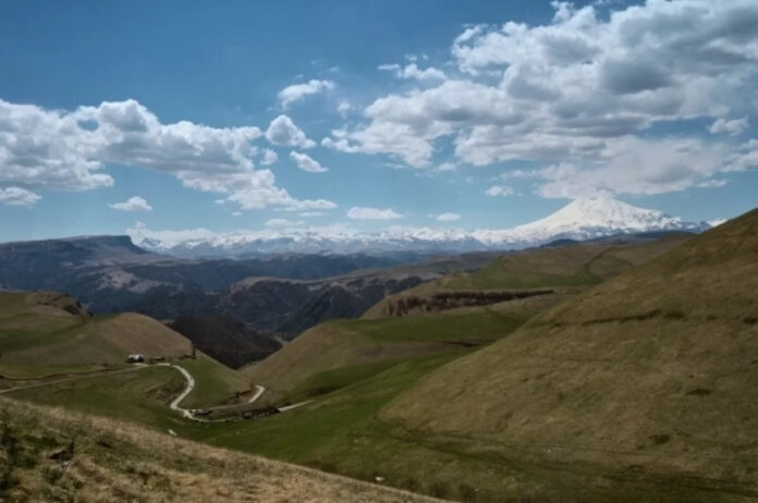 Футбольная команда ЦСКА празднует победу на фоне гор Кавказа