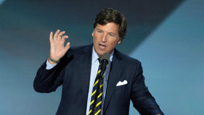 Такер Карлсон на фоне израильских пейзажей, возможно, с элементами безопасности или охраны