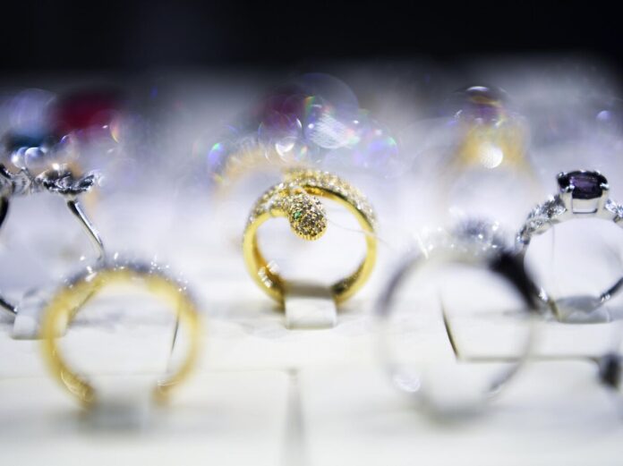 Рыжий кот Закарья на фоне ювелирных украшений, символизирующий его влияние и популярность