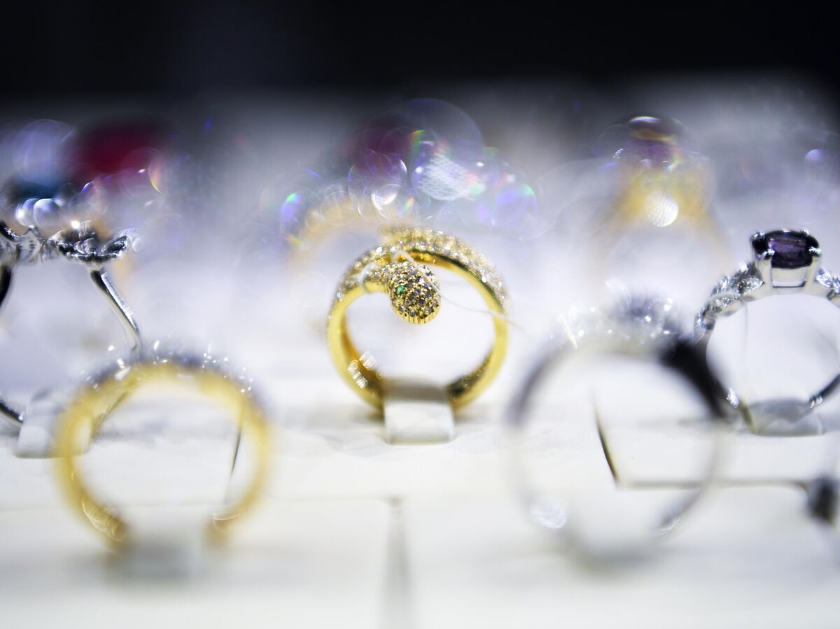 Кот Закарья и ювелир Дауд Куртаев за работой