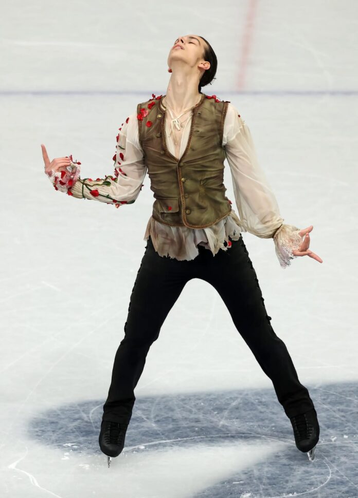 Фигурист Петр Гуменник в костюме с элементами флористического дизайна на Олимпийских играх 2026