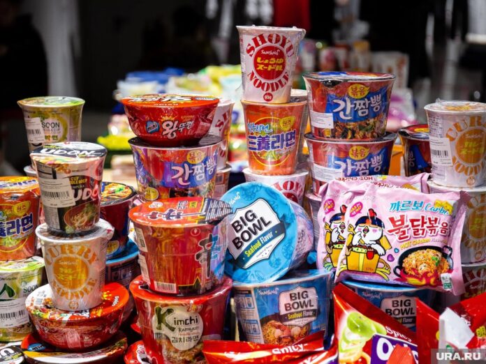Изображение, символизирующее рост импорта корейской лапши в России, с отсылками к популярным дорамам и русским элементам.