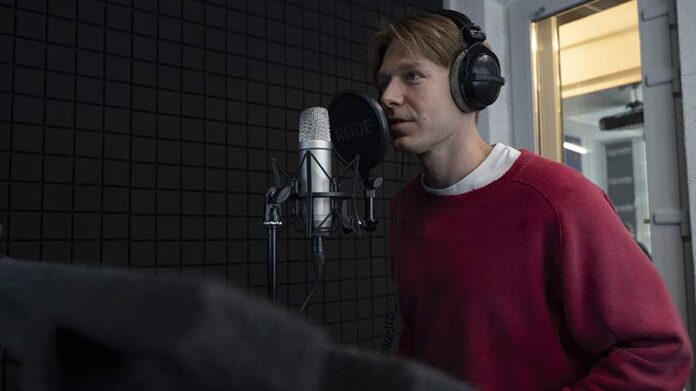 Иван Ефремов и Мария Иванова на фоне таинственного здания, напоминающего Хогвартс, с намеком на скрытые возможности.