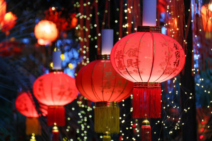 Изображение, символизирующее Китайский Новый год, возможно, с элементами огня, лошади и традиционными китайскими узорами, намекающее на сложность определения даты праздника.