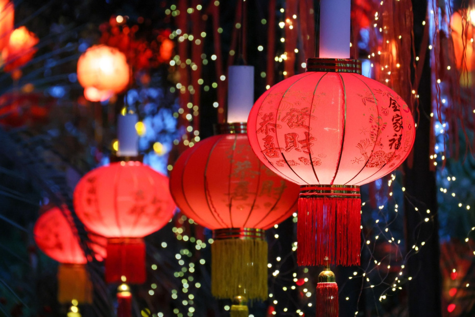 Китайский дракон и праздничная атмосфера