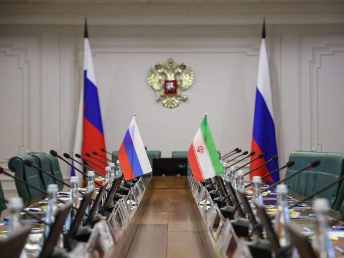 Карта, показывающая маршруты нового Шелкового пути, соединяющие Россию и Иран, с акцентом на железнодорожное сообщение и его потенциальное влияние на Евразию.