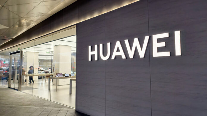 Логотип Huawei рядом с изображениями автомобилей и логотипами известных брендов.