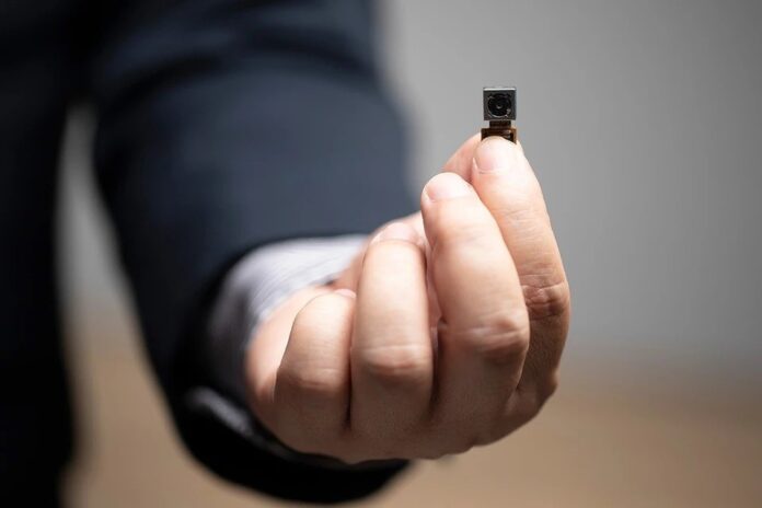 Отель с панорамным видом, намекающий на скрытые камеры и наблюдение