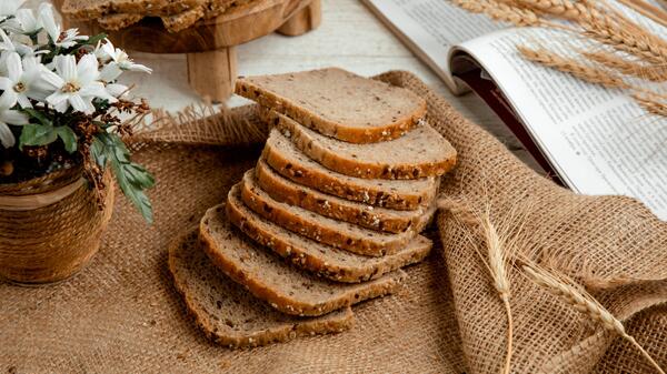 Хлебцы и зерна на столе