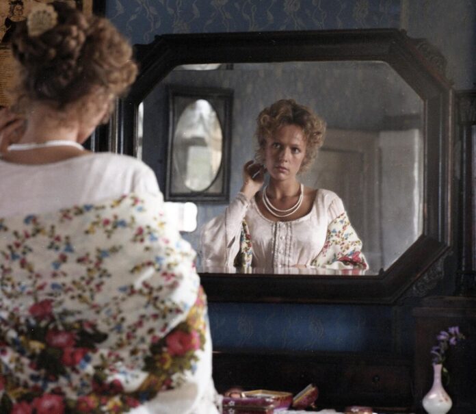 Иллюстрация к произведению Николая Лескова 'Левша', изображающая подкованную блоху