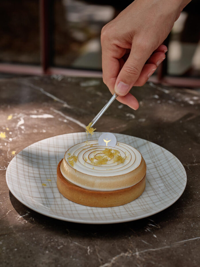 Необычный номер в отеле Шанхая, украшенный в стиле парижских апартаментов