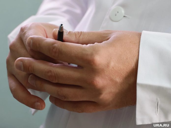 Схематичное изображение краба, играющего в шахматы, символизирующее управление телом для долгой и счастливой жизни.