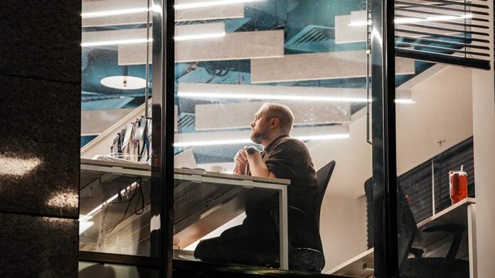 Сотрудники покидают офис, символизируя уход от начальника и офисный развод