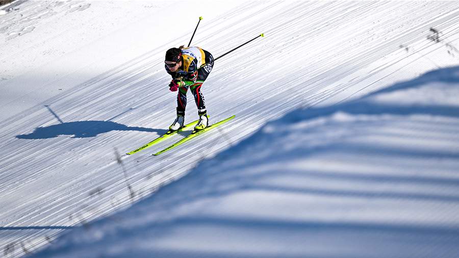 Лыжница на трассе