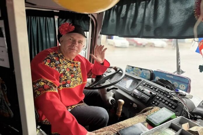 Яркая ростовская маршрутка, украшенная изображениями блинов и сказочными узорами, с надписью 'Блинный экспресс'