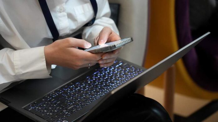 Группа людей, работающих вместе над благотворительным проектом в Москве, символизирующая успешное сочетание социальной ответственности и предпринимательства.