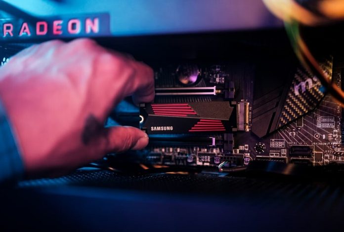 Иллюстрация, изображающая SSD-накопитель с перечеркнутой иконкой дефрагментации и символом команды TRIM.