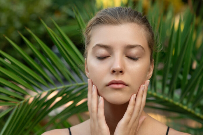 Фотография аппетитного рыбного бульона из трески, подаваемого в деревенской посуде, рядом с кусочками рыбы и зеленью.