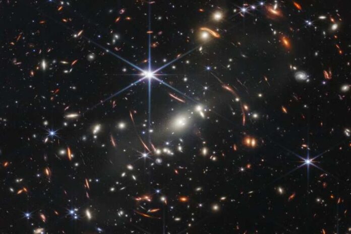 Астрономическое изображение, показывающее древние галактики, которые, по-видимому, старше самой Вселенной, вызывая недоумение у космических астрономов.