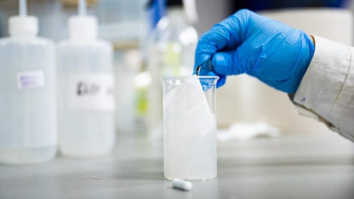 Фотография образца инновационной хлопковой ткани, демонстрирующей водоотталкивающие и грязеотталкивающие свойства, возможно, под солнечным светом.