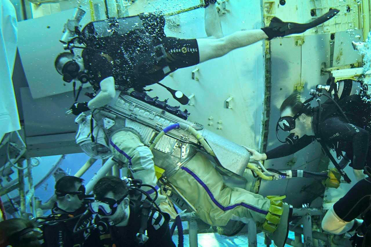 Космонавты за работой