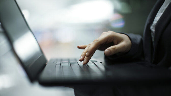 Изображение, символизирующее начало нового этапа после увольнения, возможно, с элементами льда, таяния или распускающихся цветов, на фоне, намекающем на финансовую стабильность.