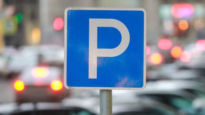 Многодетная семья возле автомобиля, символ льгот на парковку