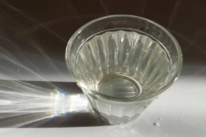 Изображение пара, поднимающегося от чашки горячей воды, символизирующее тепло и успокоение.