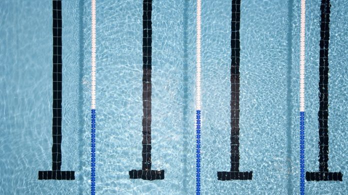 Российские юниоры с флагом и гимном после прорыва плотины