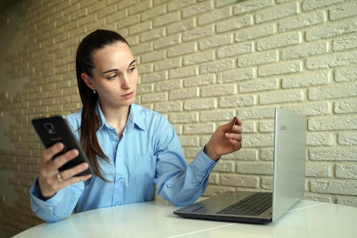 Изображение фрилансера, работающего дома в тапочках, с графиком роста доходов, опережающим офисного работника в костюме.