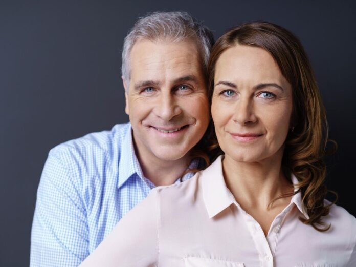 Группа пермских ученых обсуждает научные подходы к любви и счастью, иллюстрируя это метафорой с граблями.