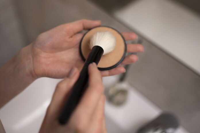 Женщина с макияжем в стиле 'эффект латте', демонстрирующая сияющую кожу и свежий вид. Макияж имитирует оттенки кофе с молоком.