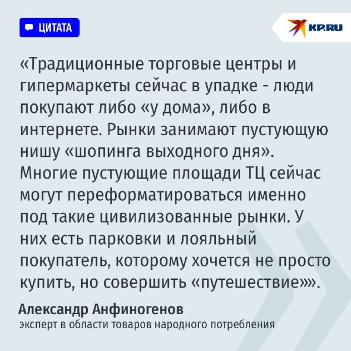 Молодые люди с энтузиазмом выбирают товары на оживленном базаре, с улыбками общаются с продавцами и держат в руках пакеты с покупками, включая аппетитные беляши.