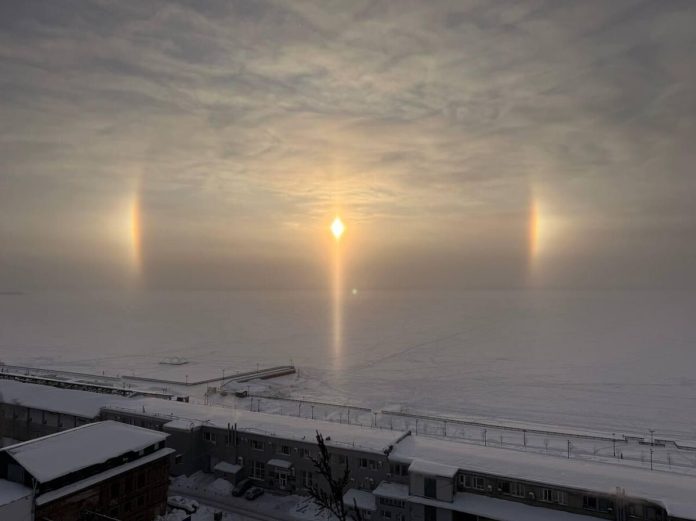 Астрономическая иллюстрация, показывающая Землю, окруженную четырьмя солнцами, с юмористической подписью о связи с пятницей.