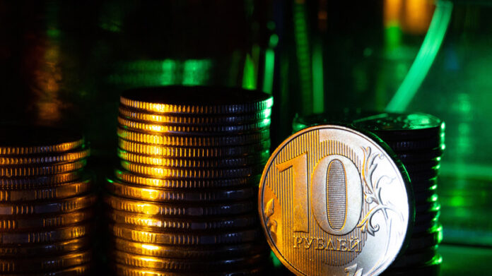 Иллюстрация корабля, охваченного бунтом, с символами потребительства (магазины, бренды) и фигурой Диогена, указывающей на простоту.