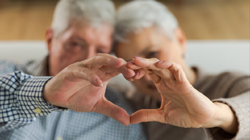 Счастливая пожилая пара