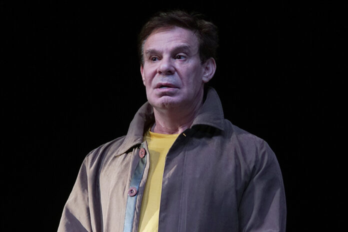 Ефим Шифрин на фоне цитаты о жизни и здоровье, с изображением торта и борцовским трудом