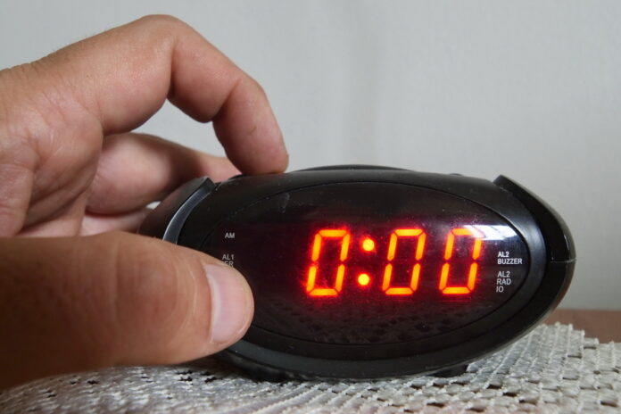 Изображение, символизирующее глубокий сон и бодрость, возможно, с элементами кофе и генетической тематики.