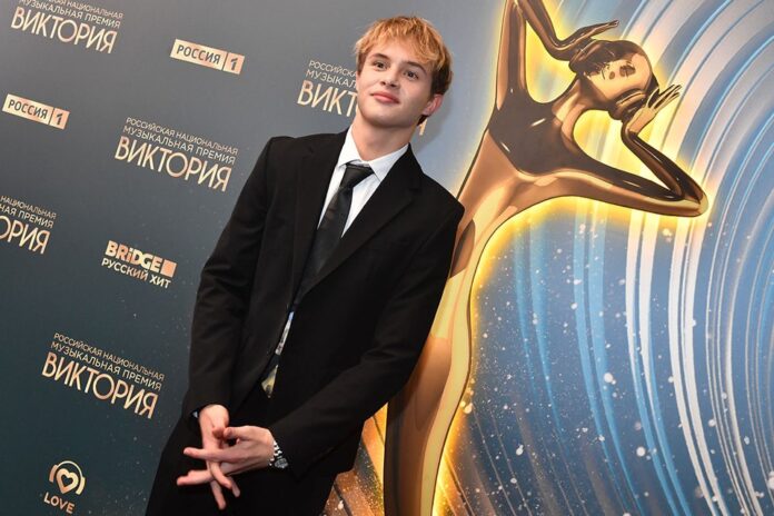 Фотография Леона Кемстача, молодого человека, смотрящего в камеру.