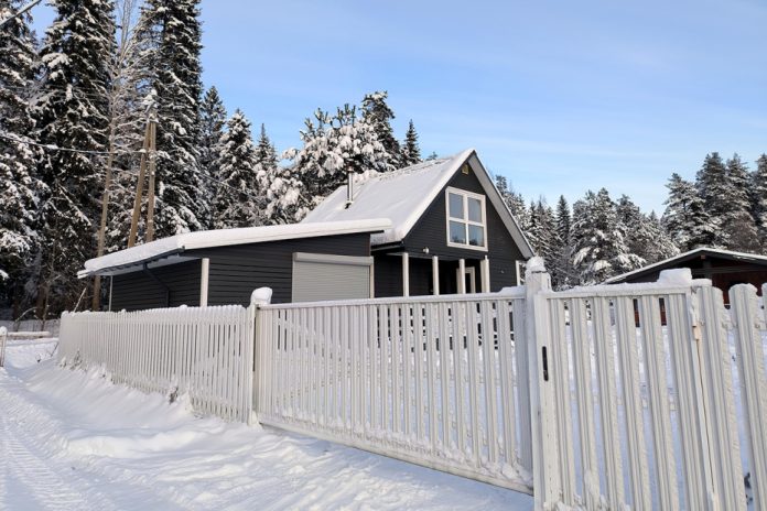 Молодой человек с лопатой на фоне деревенского пейзажа, рядом стоит стакан со смузи