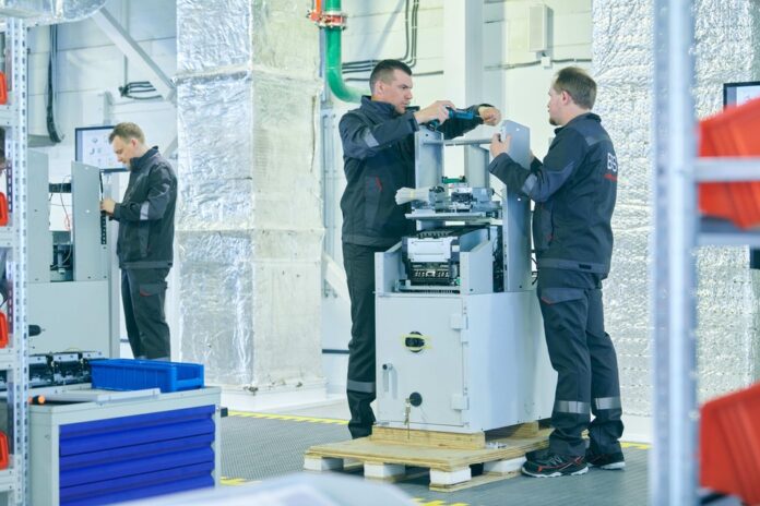 Иллюстрация, изображающая множество умных банкоматов с московской пропиской, символизирующих их массовое внедрение и потенциальное влияние.