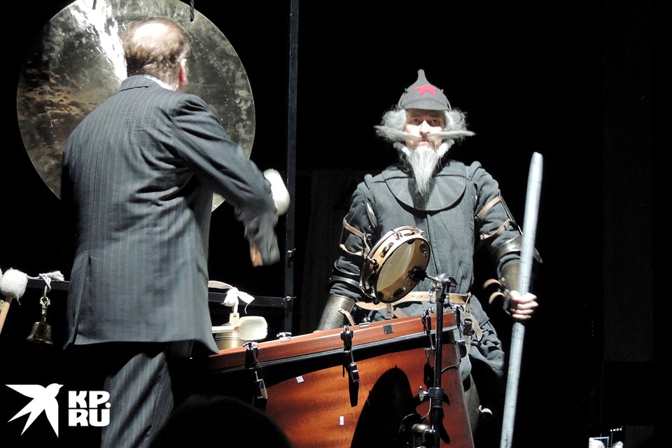 Актеры на сцене МХТ