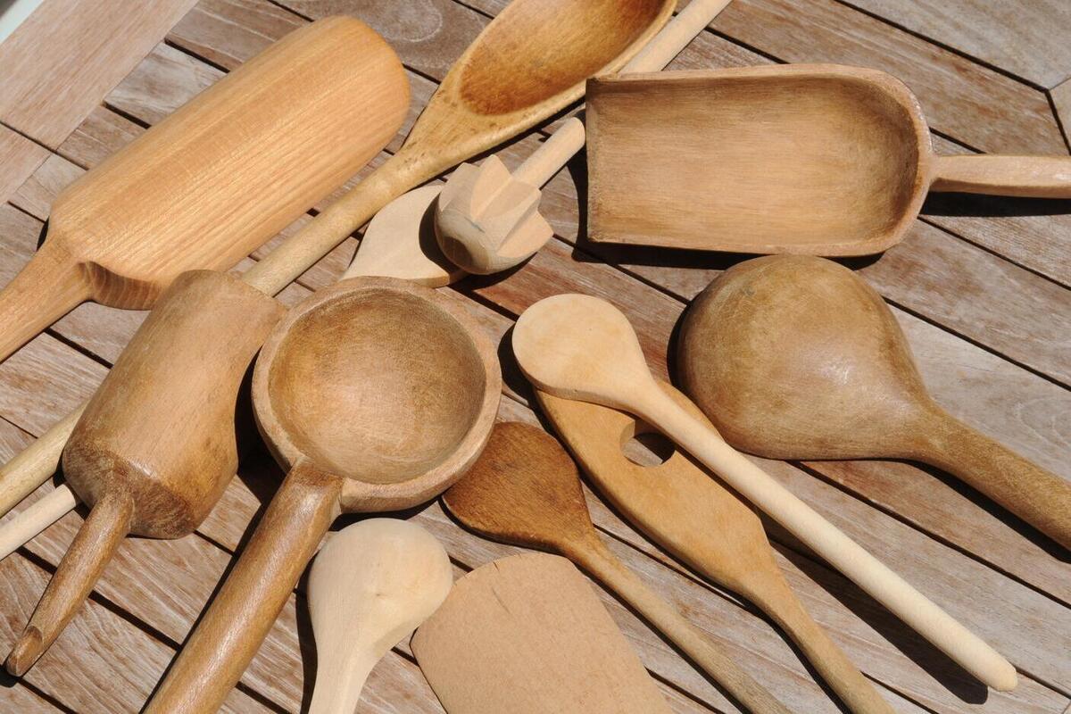 Ребенок играет с кухонной утварью