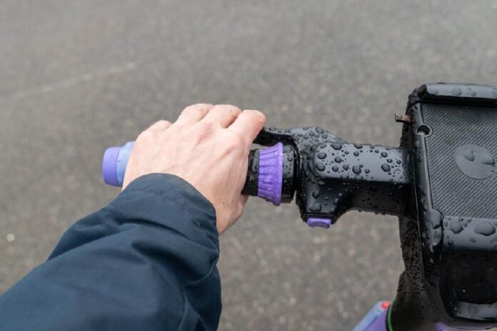 Курьер в униформе с рюкзаком доставки, символизирующий скорость и надежность, на фоне города.