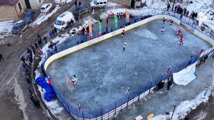 Горцы Дагестана на осликах сражаются с профессионалами из столицы в необычной битве, напоминающей Ледовое побоище.