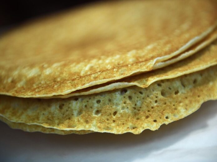 Огромный Царь-блин, приготовленный в Крыму, виден издалека, символизируя гастрономический гигантизм