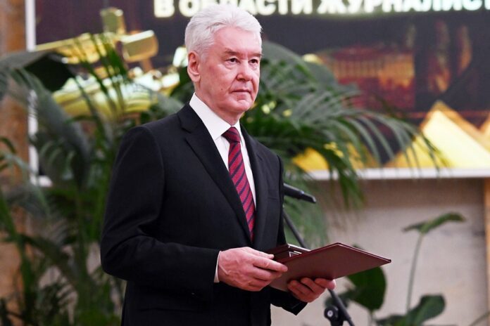 Молодые школьники в лесу с компасами и рюкзаками, участники летней программы Собянина