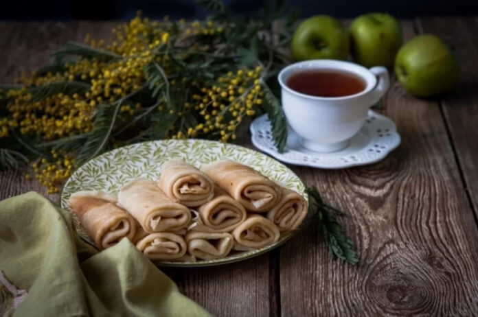 Фотография аппетитных блинов с различными начинками, приготовленных шефом Емельяненко.